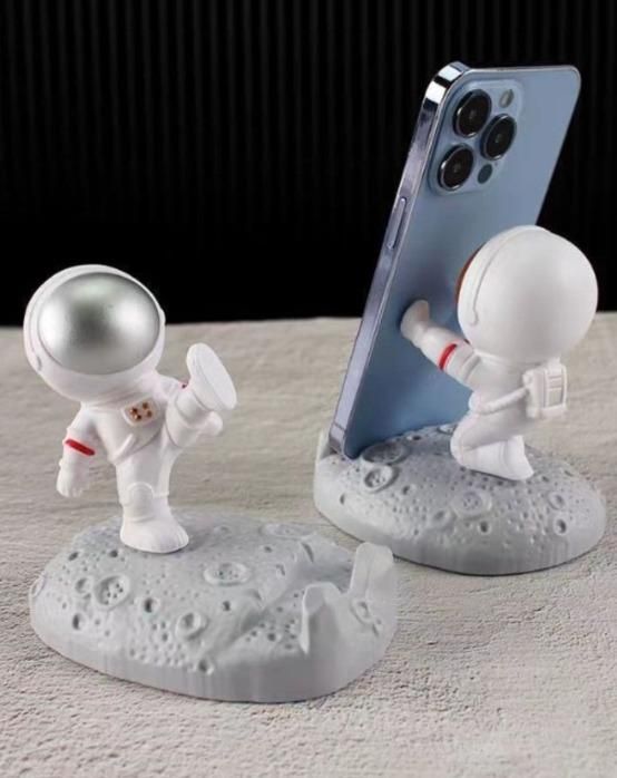 Nordic Astronaut Mobile Phone Stand – Unique Space-Themed Desk Holder | Random Design